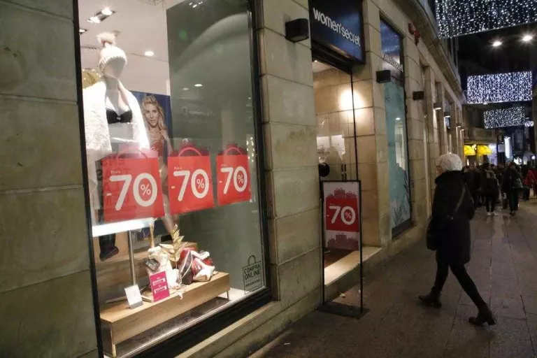 L’Eix Comercial també avança les rebaixes i ofereix descomptes d’entre el 50% i 70%