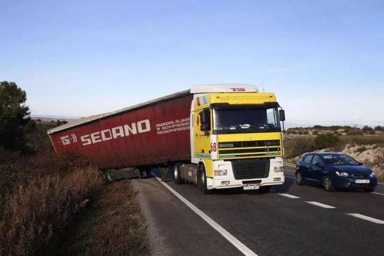 Un camió accidentat talla un carril de l’N-240 quatre hores a les Borges