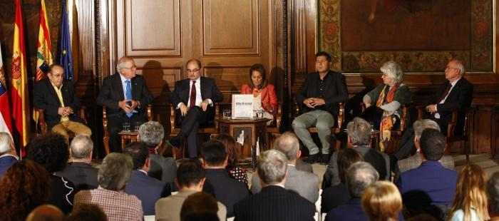 Lambán diu “estimar Catalunya” i Reñé torna el llibre amb una foto del museu