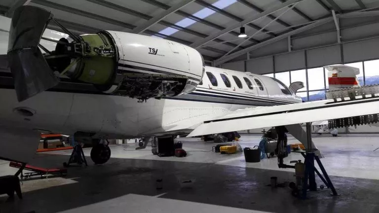 L’aeroport de la Seu d’Urgell es converteix també en taller d’avions de fins a deu places