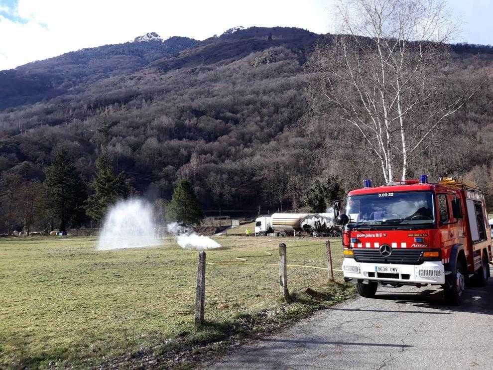 Vuitanta escolars passen hores confinats a l'ajuntament de Les per l'incendi d'un camió de gas