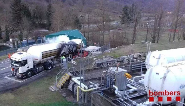 Vuitanta escolars passen hores confinats a l'ajuntament de Les per l'incendi d'un camió de gas