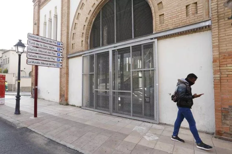 Els veïns insten a reobrir el Mercat del Pla, que fa 10 mesos que està tancat