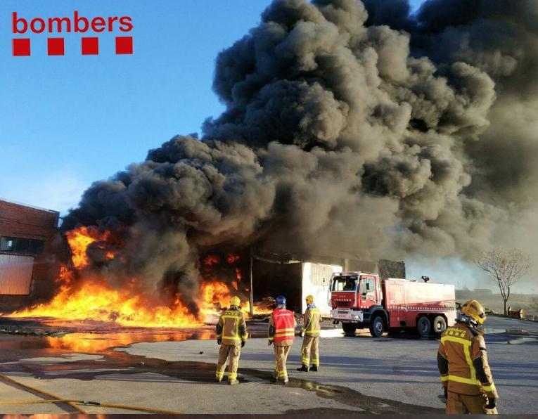 Un espectacular incendi calcina una nau amb caixes de plàstic a l’Albi