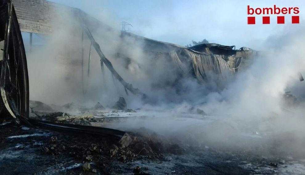 Un espectacular incendi calcina una nau amb caixes de plàstic a l’Albi