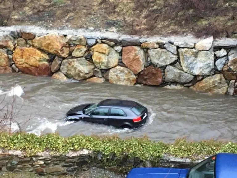 Ferit lleu a l’estimbar-se amb el cotxe per un pont de la Garona a Es Bòrdes