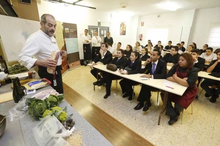 Cuiners de luxe per promoure productes de proximitat entre estudiants d'Hostaleria