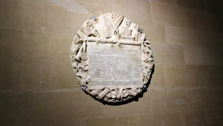 El monestir de les Avellanes restaura una placa de principis del XIX