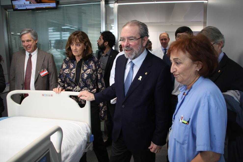 La nova UCI de l’Arnau permet ampliar l'horari de visites als pacients i compta amb tecnologia punta