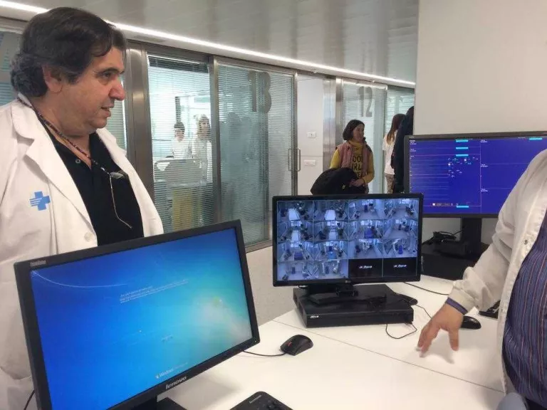 La nova UCI de l’Arnau permet ampliar l'horari de visites als pacients i compta amb tecnologia punta