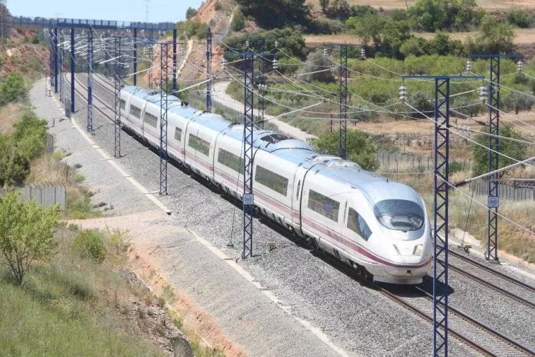Retard de vora dos hores en un AVE amb parada a Lleida