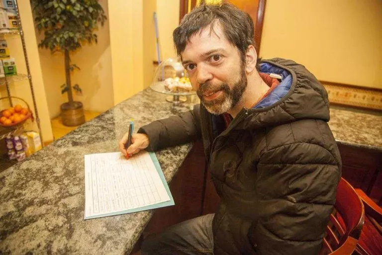 Veïns de Tàrrega recullen firmes contra els microtalls de llum
