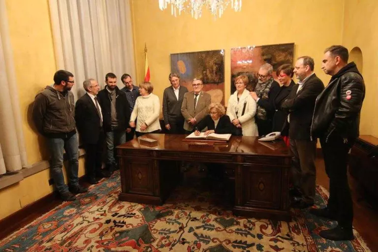 Carmena suggereix abordar des del diàleg i sense presos el conflicte català