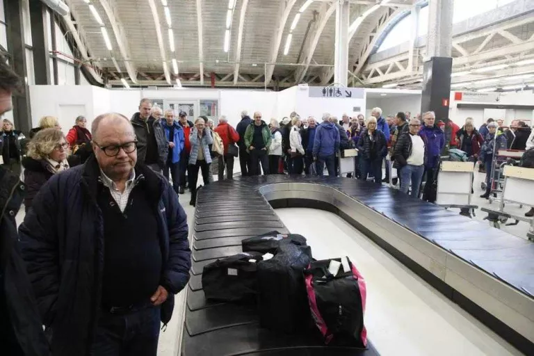 Primers 176 turistes suecs a Alguaire, que s'estalvien 45 minuts per no anar al Prat
