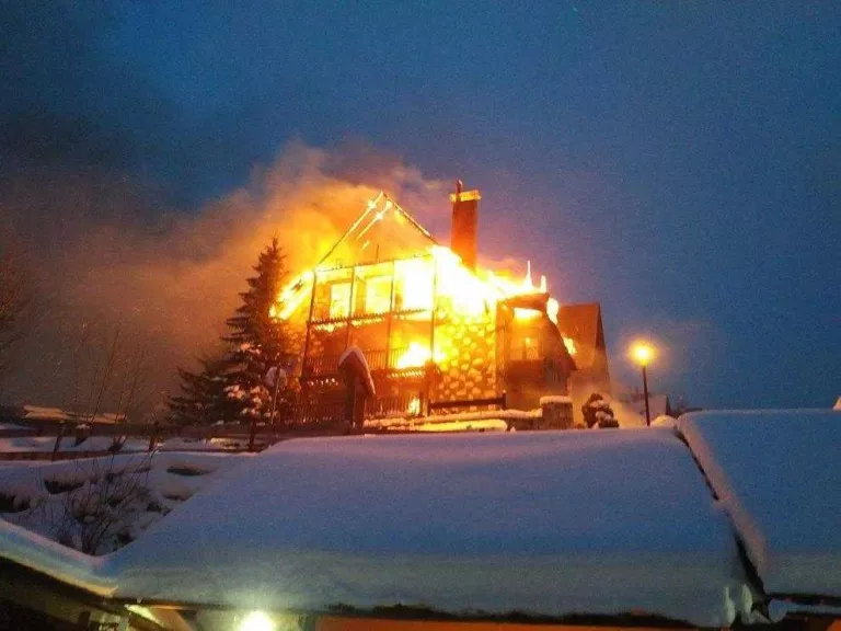 El foc calcina una casa sencera a Salardú i els veïns aconsegueixen salvar-se
