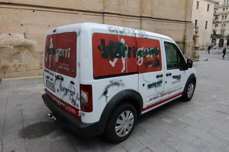 L’empresa que retira nius de cigonya denuncia pintades i amenaces per mail
