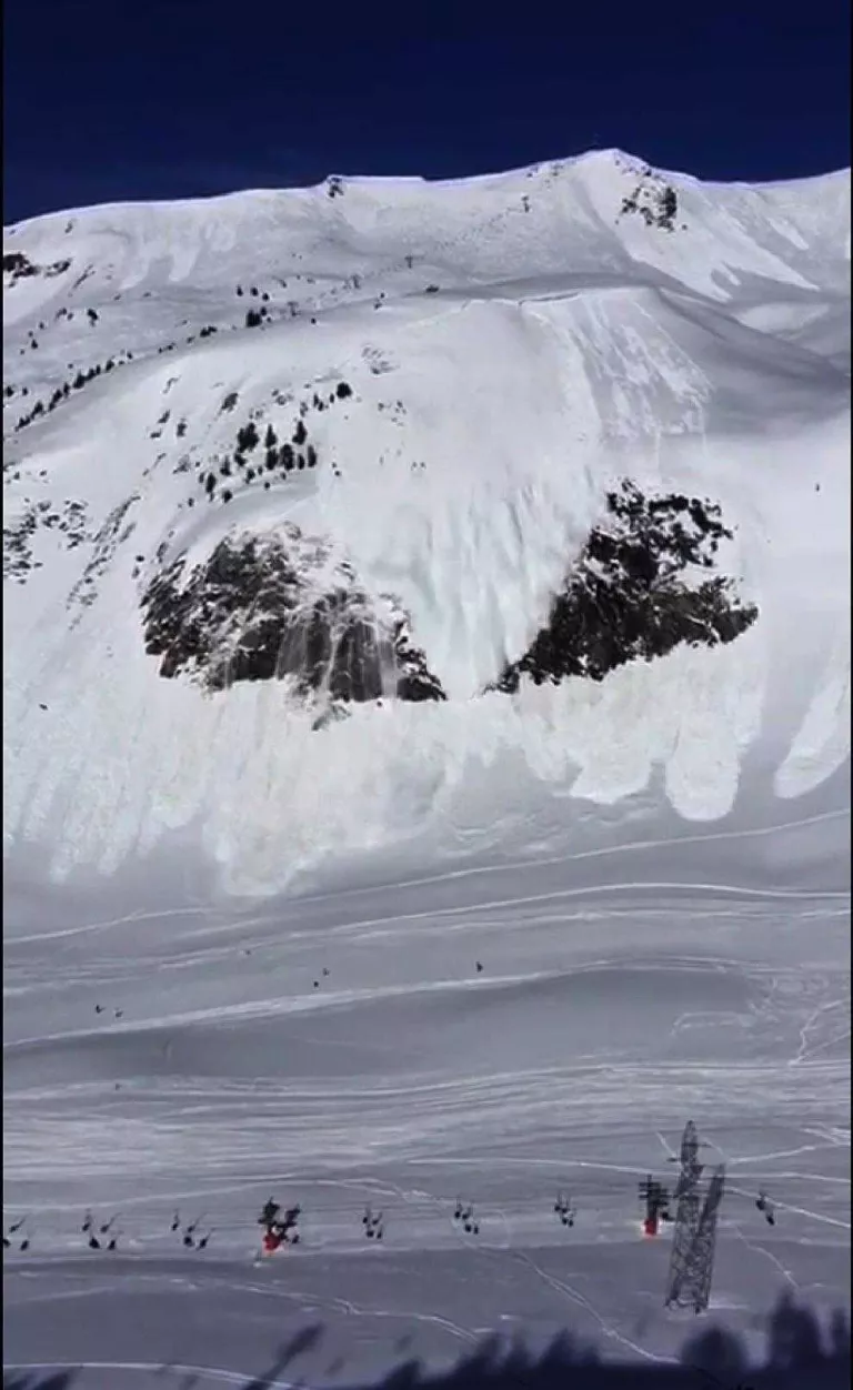 Una espectacular allau a Baqueira sorprèn els esquiadors a la zona dels Argulls