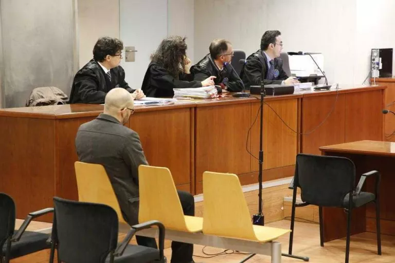 Un advocat accepta dos anys per estafar una família de Barruera