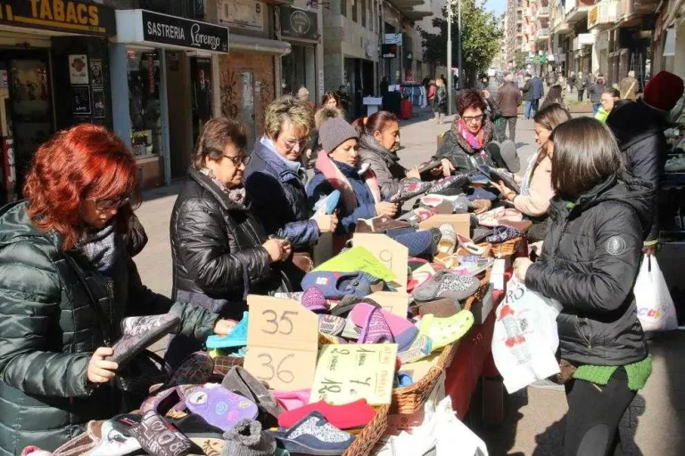 El mercadillo de l'Eix remata unes rebaixes modestes
