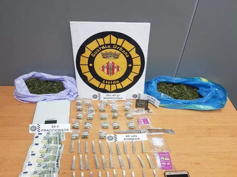 Detingut amb prop d'un quilo de marihuana i una navalla al Barri Antic