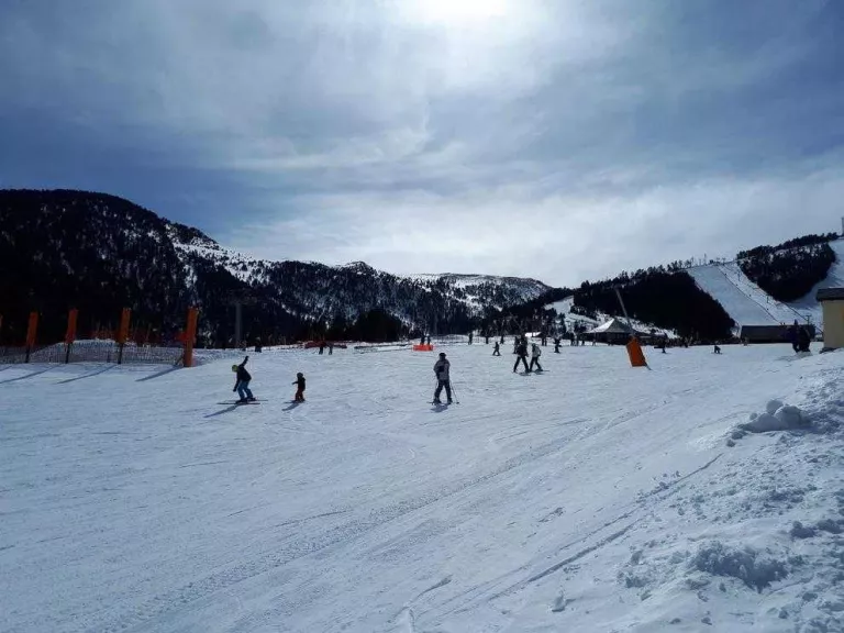 Les baixes temperatures mantenen la qualitat de la neu i atreuen els esquiadors