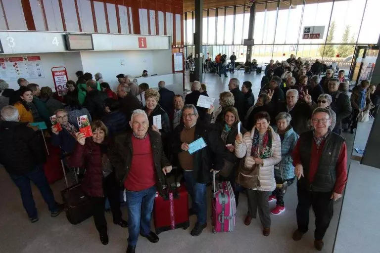 Un centenar de jubilats estrenen els vols de l’Imserso de Lleida a Menorca