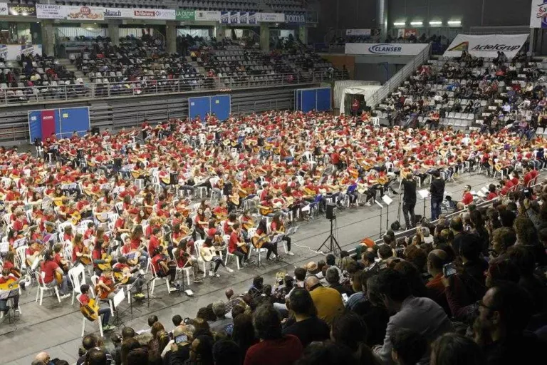 Més de 800 guitarristes donen la nota al Barris Nord de Lleida