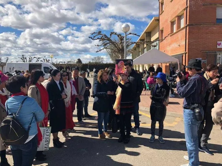 Aitona veu com una "invasió" de turistes converteix el poble en la capital del fruiturisme