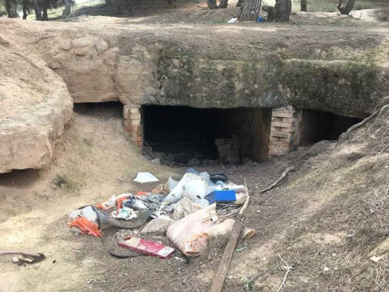 Alfés retira escombraries de la zona de les trinxeres de la Guerra Civil