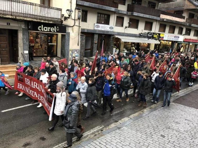 Dos-centes persones es manifesten a Vielha en defensa de l'aranès