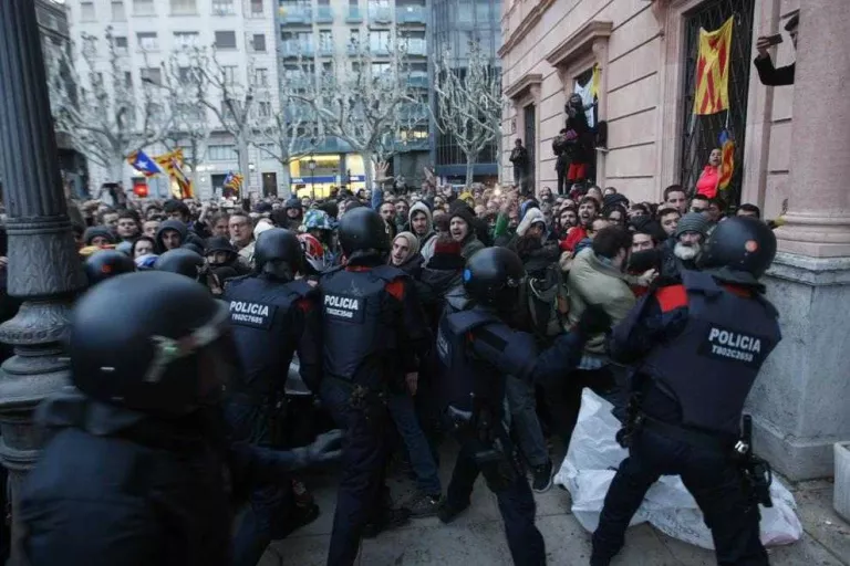 Continuen les mobilitzacions: tallada l'A-2 a Alcarràs després d'una nit amb tensió que acaba amb 7 persones ferides a Lleida