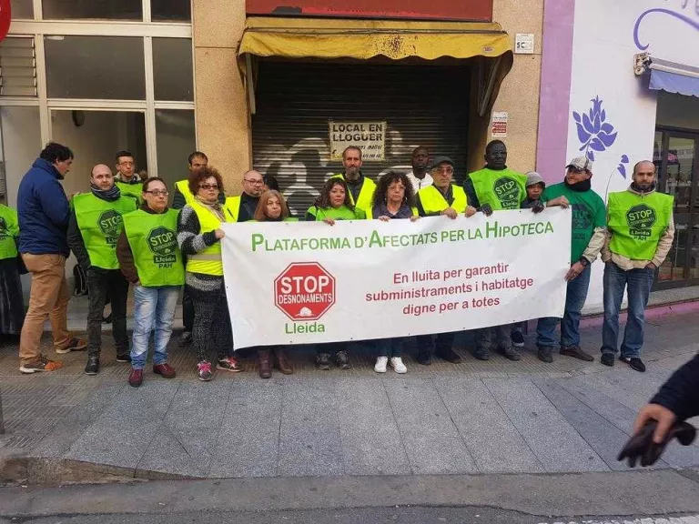 La PAH atura el desnonament d’una família en lloguer que espera un pis social de la Paeria