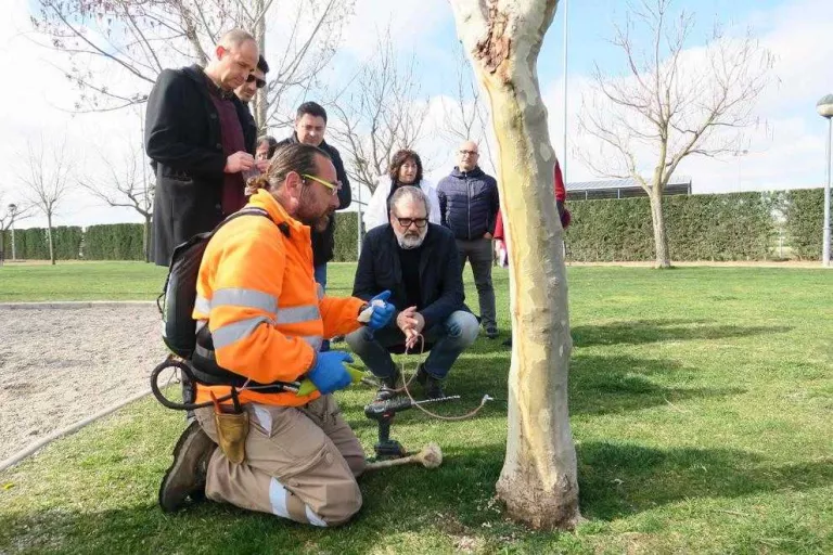 Maquinària elèctrica per a la jardineria urbana de Lleida