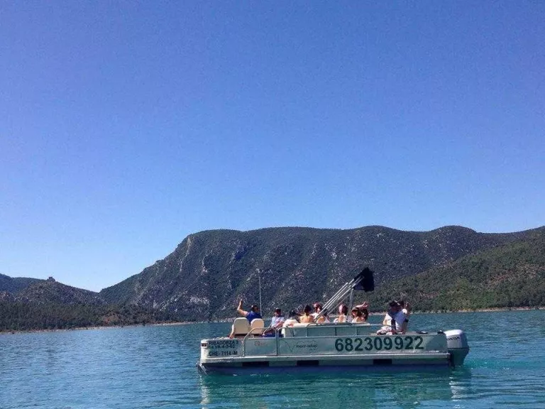 Viacamp ofereix un servei de taxi amb catamarans per anar a Mont-rebei