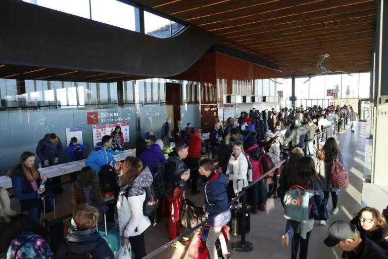 Alguaire tanca amb 25.600 viatgers la campanya d’esquí i ampliarà els vols per a la pròxima