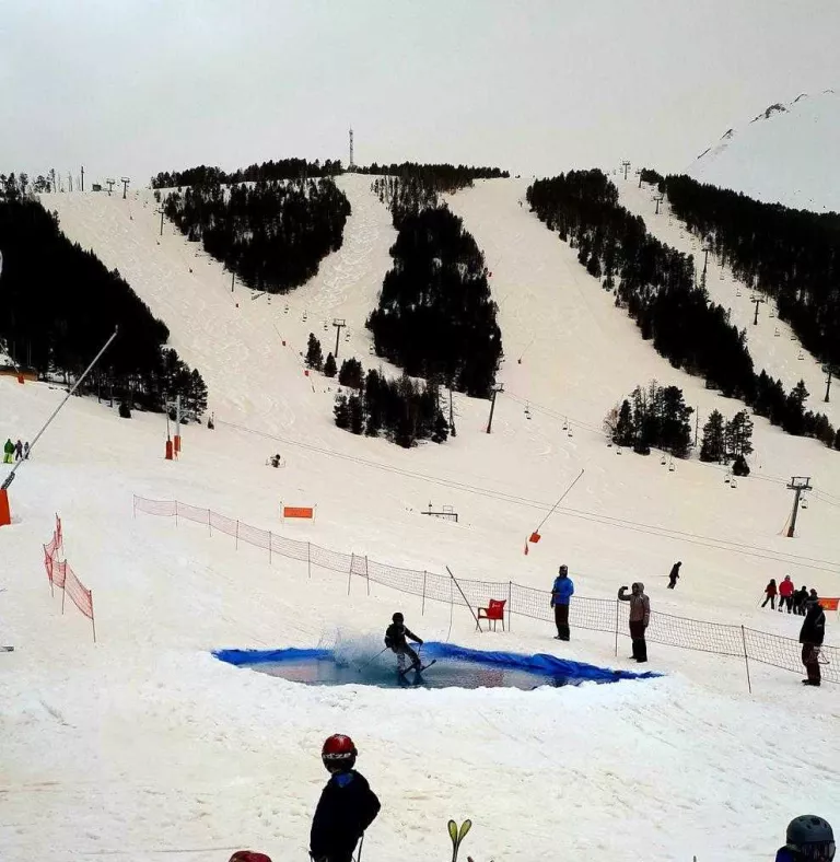 El mal temps obliga a tancar pistes en un dia amb poca afluència d’esquiadors