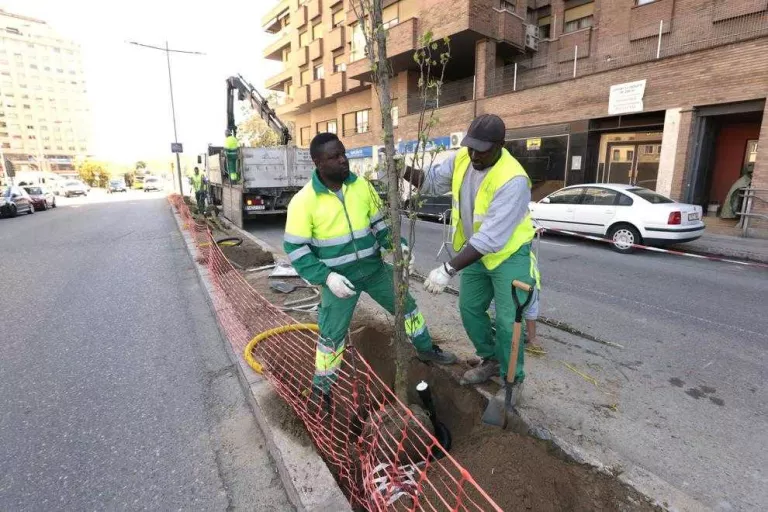 Obres per consolidar l’estructura d’un transformador del barri Noguerola