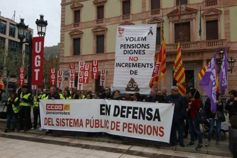 Un centenar de lleidatans exigeixen pensions dignes i els sindicats amenacen amb vaga