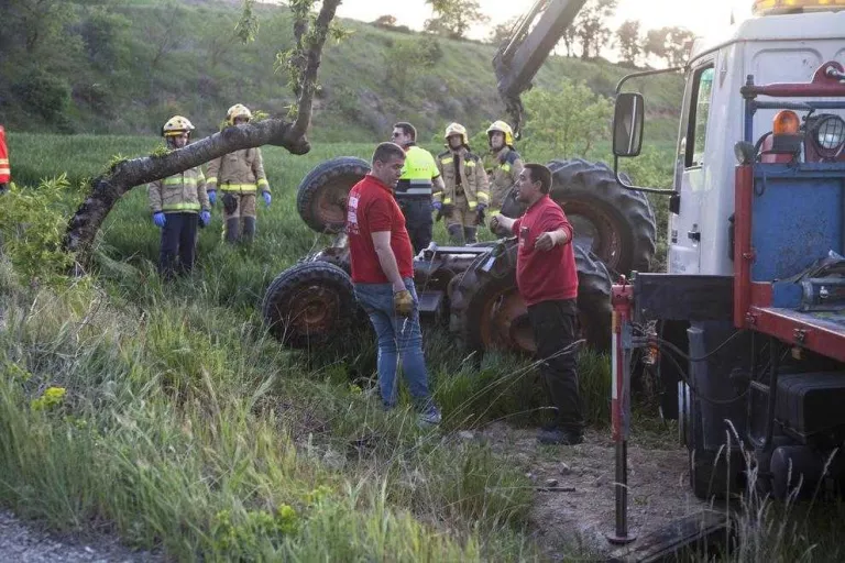 Mor un veí de 83 anys de la Curullada al bolcar amb el tractor
