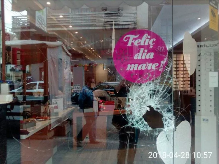 Butró al vidre d’una òptica amb una maça