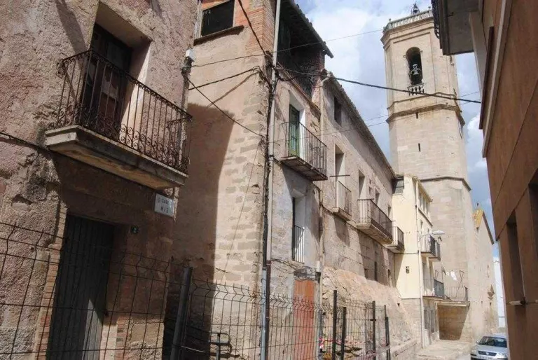 Torregrossa tanca al trànsit un carrer pel risc d'esfondrament de dues cases
