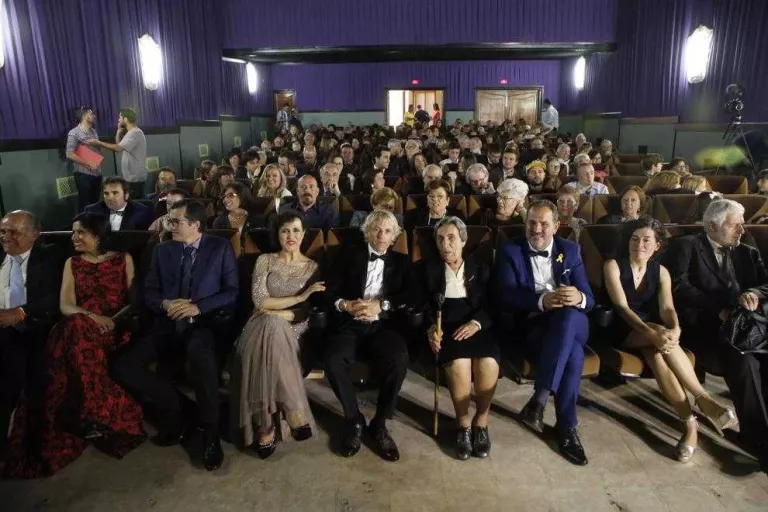 Catifa roja a Penelles per a la inauguració del cine Kursaal