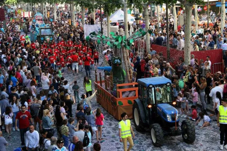 Flors, calor i confeti per Sant Anastasi