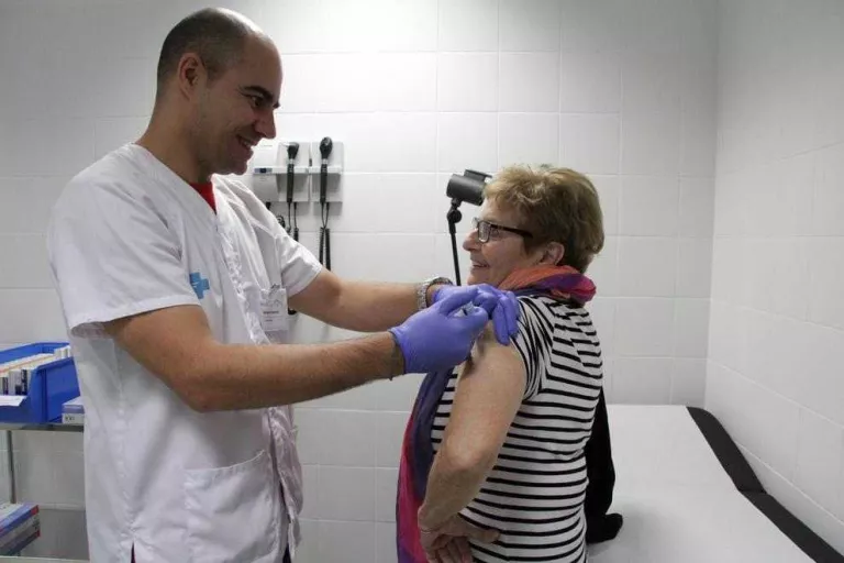 L’escassetat de vacunes antitetàniques obliga a restringir-les només als casos "prioritaris"