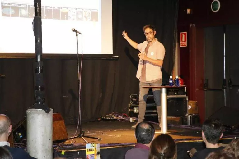 Classes magistrals de ciència entre música i cervesa: nova forma de divulgació