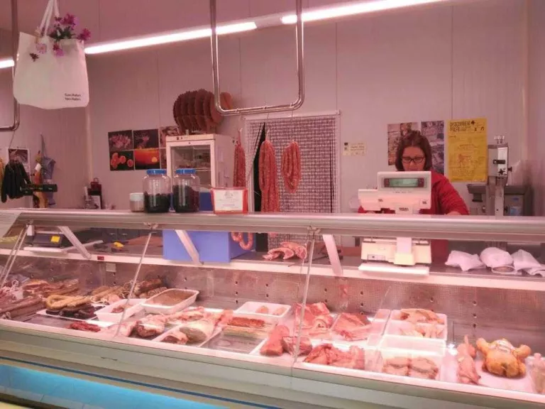 Campanya de promoció a Isona per salvar els comerços locals