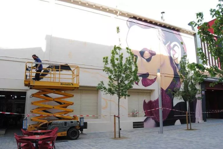 Pren forma el mural ‘L’Amistat és nom de dona’ de Sergi Gaya a Mollerussa