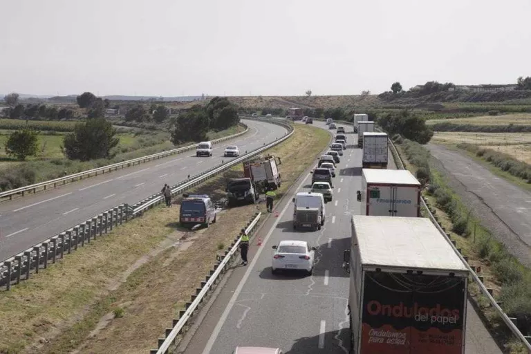 Un nou incendi talla l’autovia A-2 al seu pas per Lleida