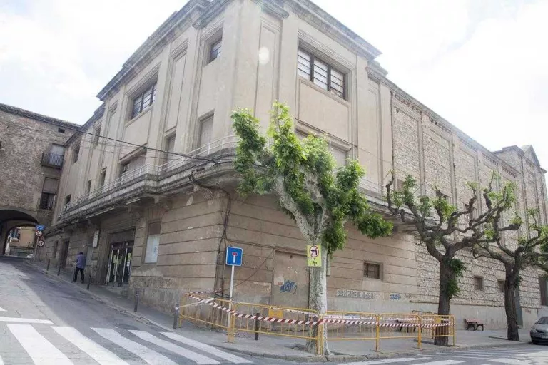 Cau runa del cine del Casal de Cervera i posen tanques al carrer