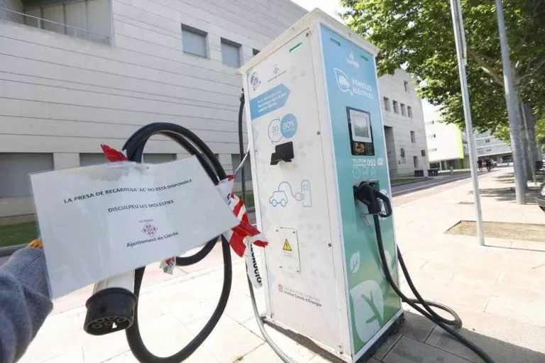 La recàrrega de vehicles elèctrics del campus, fora de servei